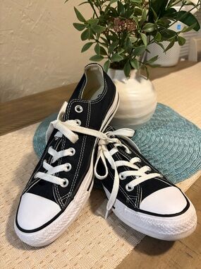 Converse All Star Black Low-Top Canvas Unisex Sneakers Men size 7 Women’s Size 9